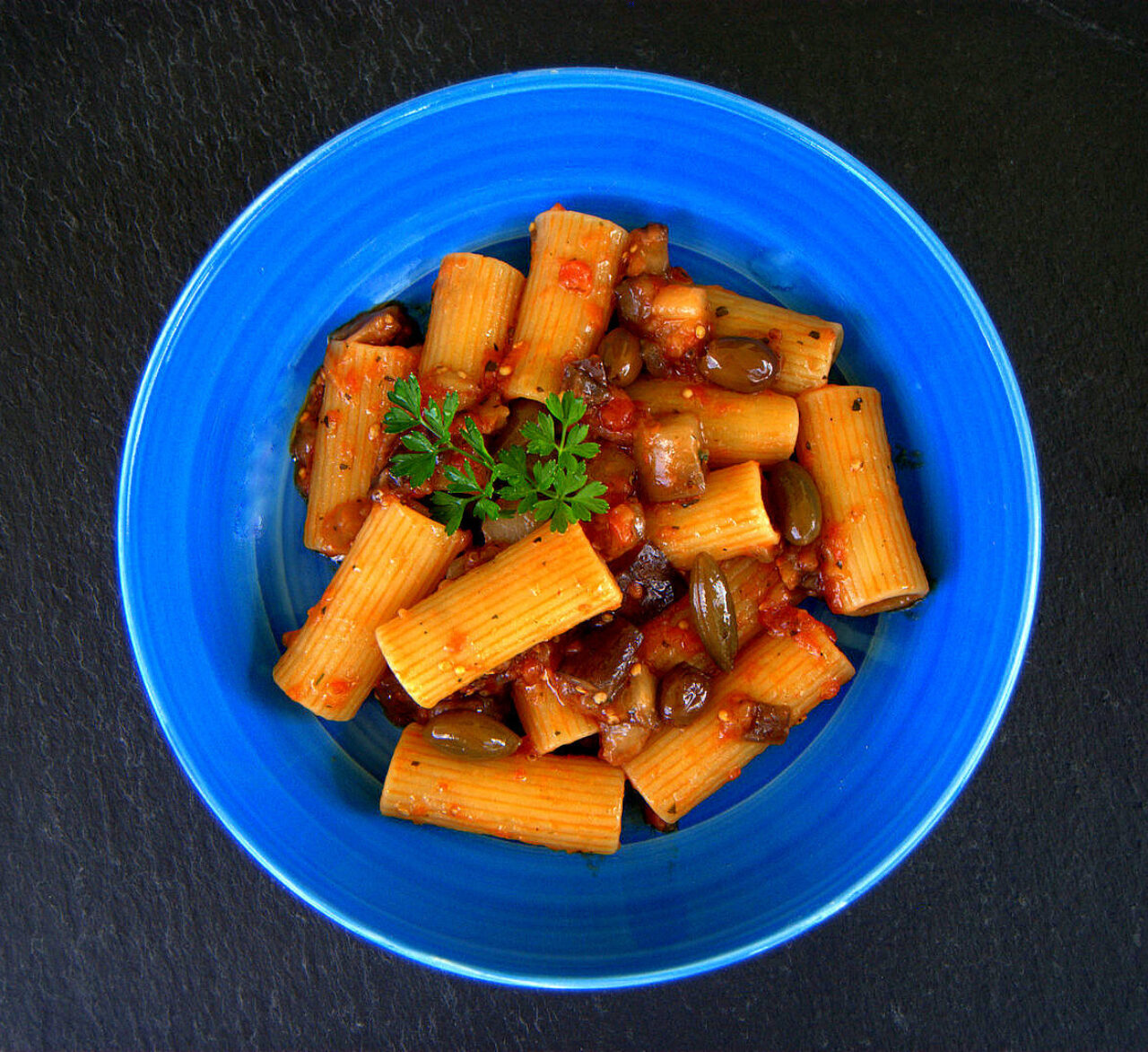 Rigatoni con spaccatella di pomodoro, melanzane e cucunci