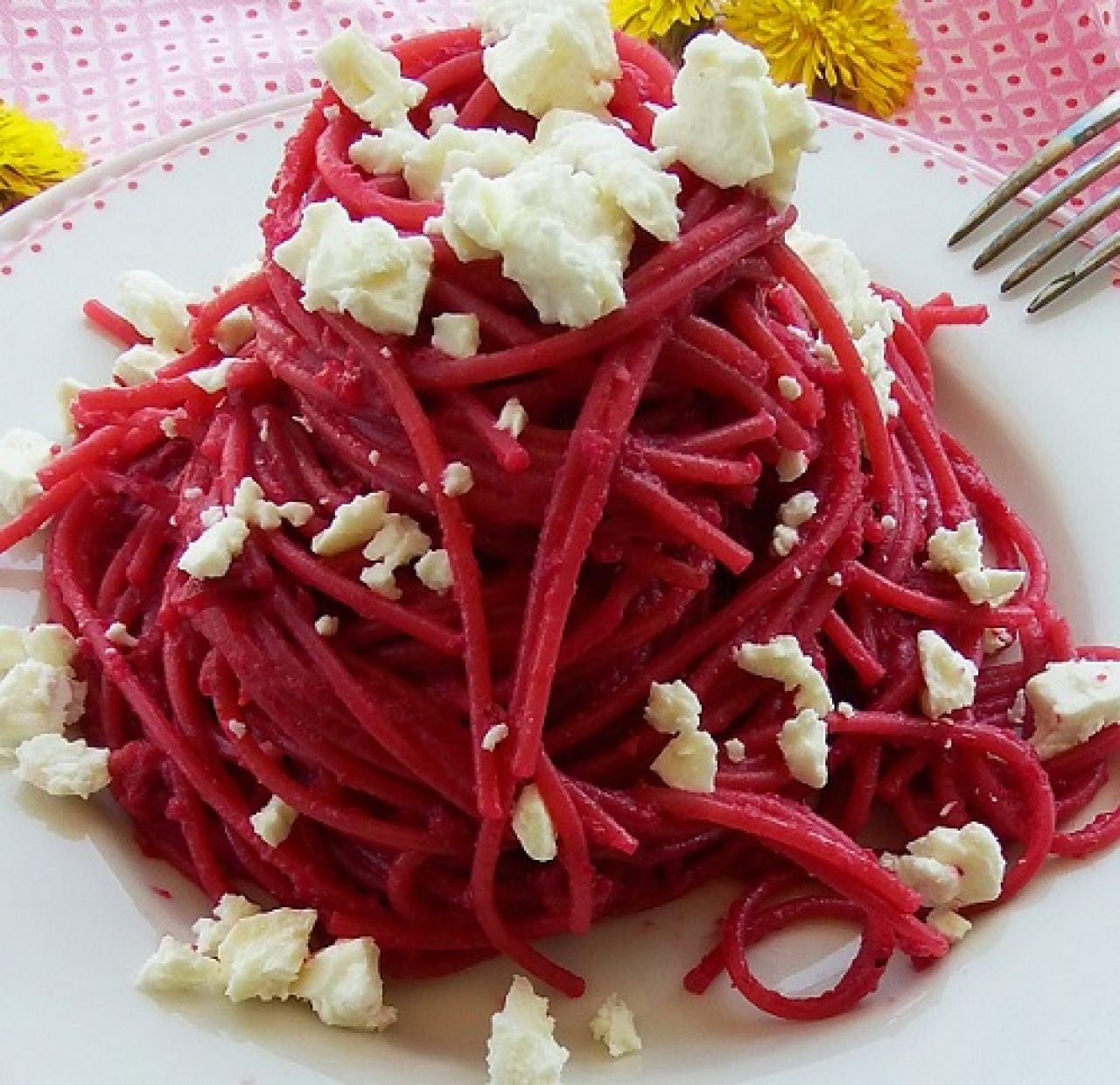 Spaghetti al farro con pesto di barbabietole e feta