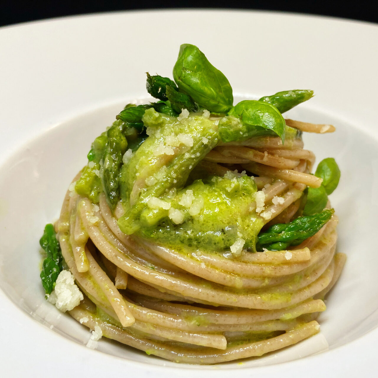 Spaghetti di farro integrale Pasta Armando con asparagi e caciocavallo podolico