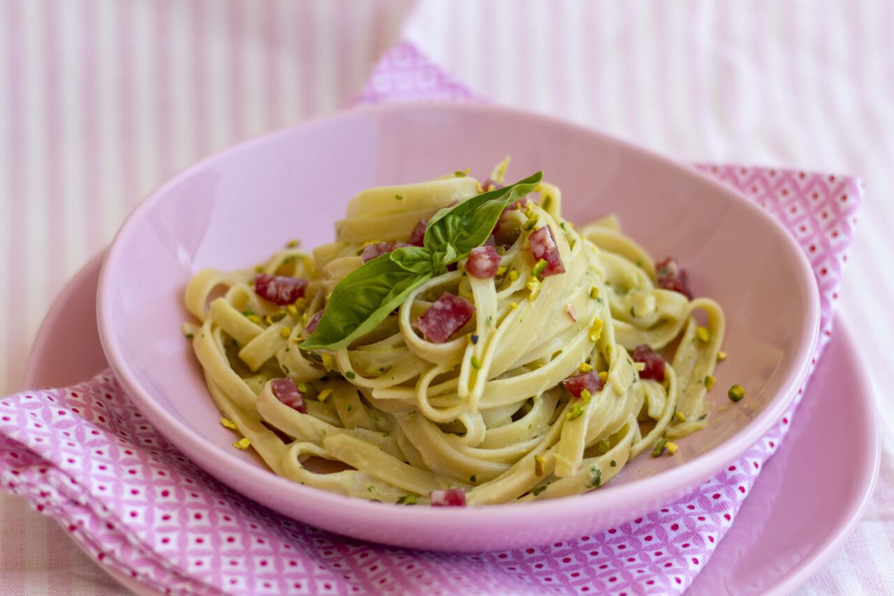 Linguine Pasta Armando con crema di fave e basilico, salame e pistacchio