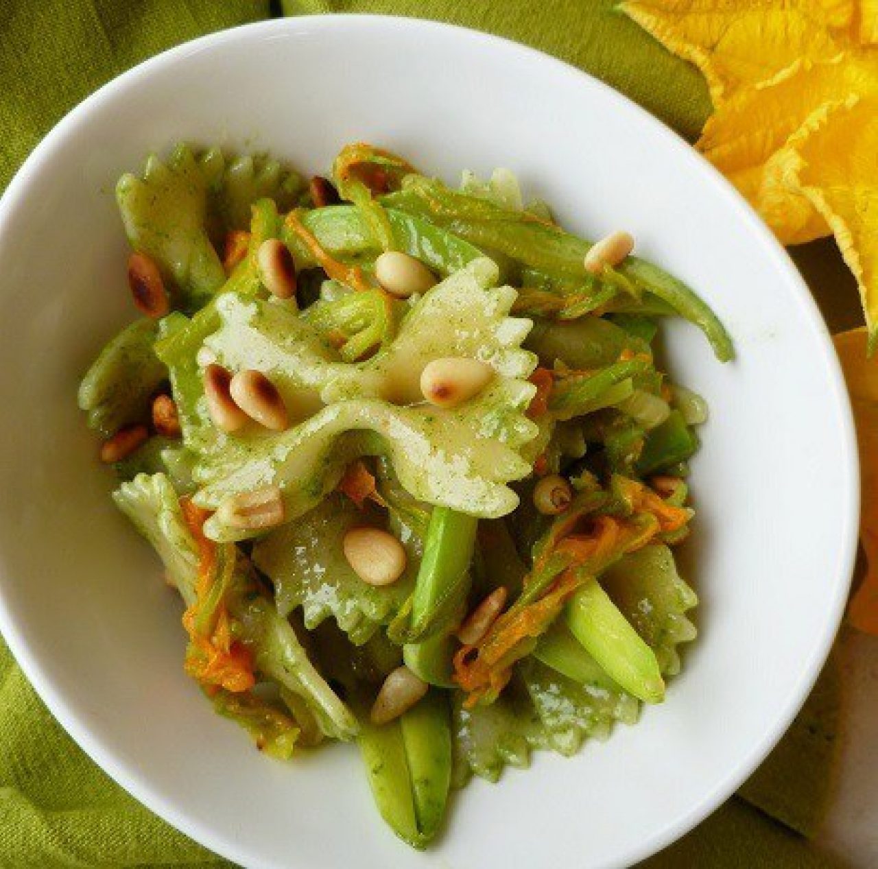 Farfalle con zucchine in fiore, pinoli e maionese verde