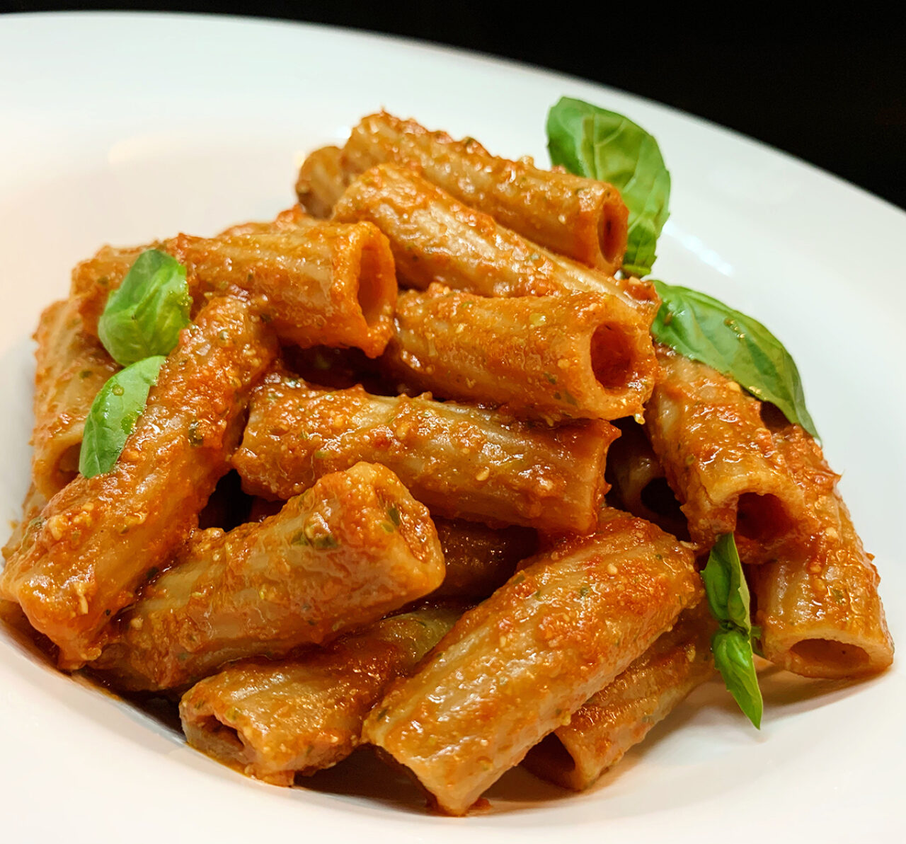 Tortiglione Integrale Bio Pasta Armando con pesto di pomodorini, mandorle e basilico