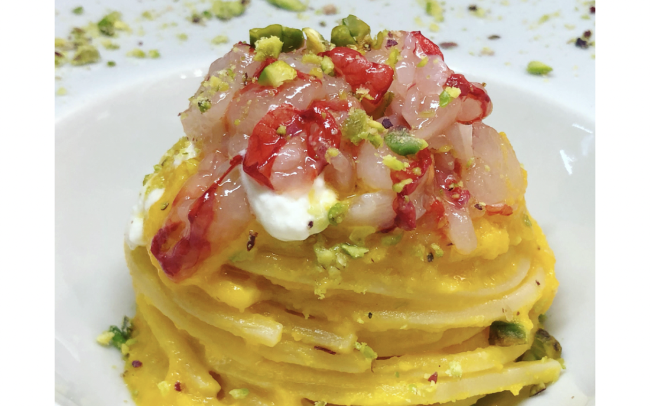 Chitarra Pasta Armando con gamberoni, gocce di burrata, datterini gialli e crumble di pistacchi