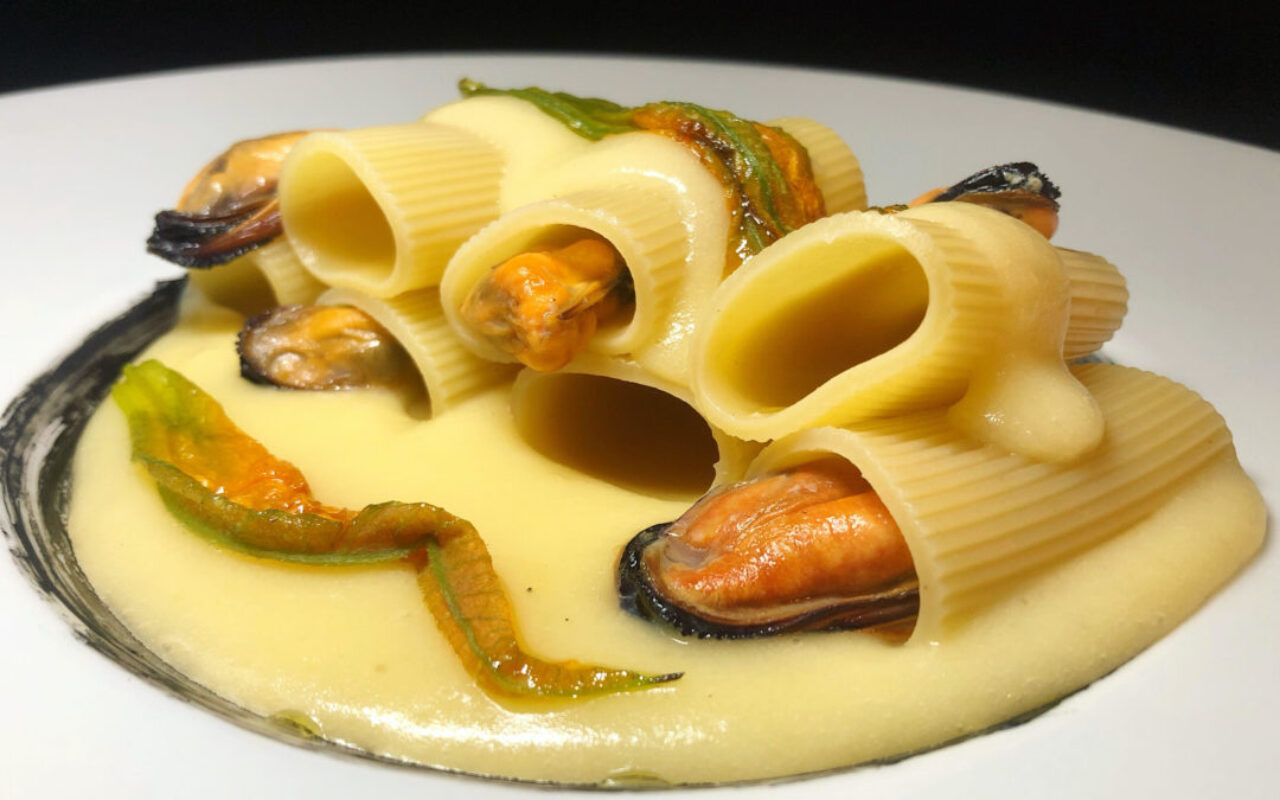 Schiaffoni con cozze, patate e fiori di zucca