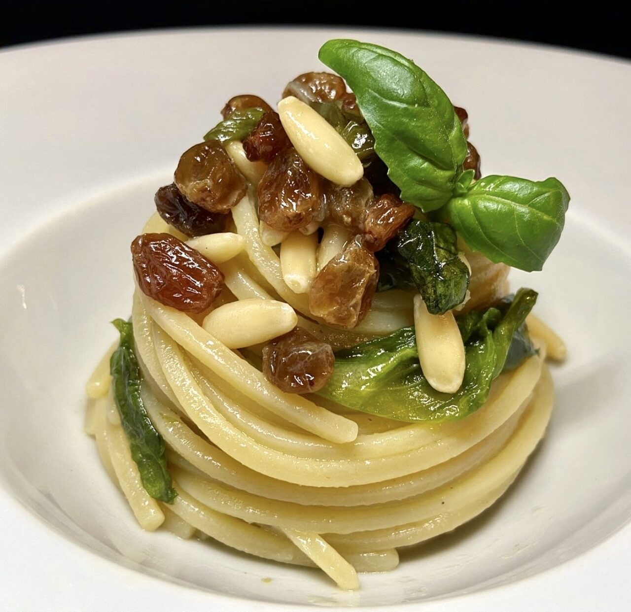 Chitarra con scarola, pinoli, uvetta e colatura di alici