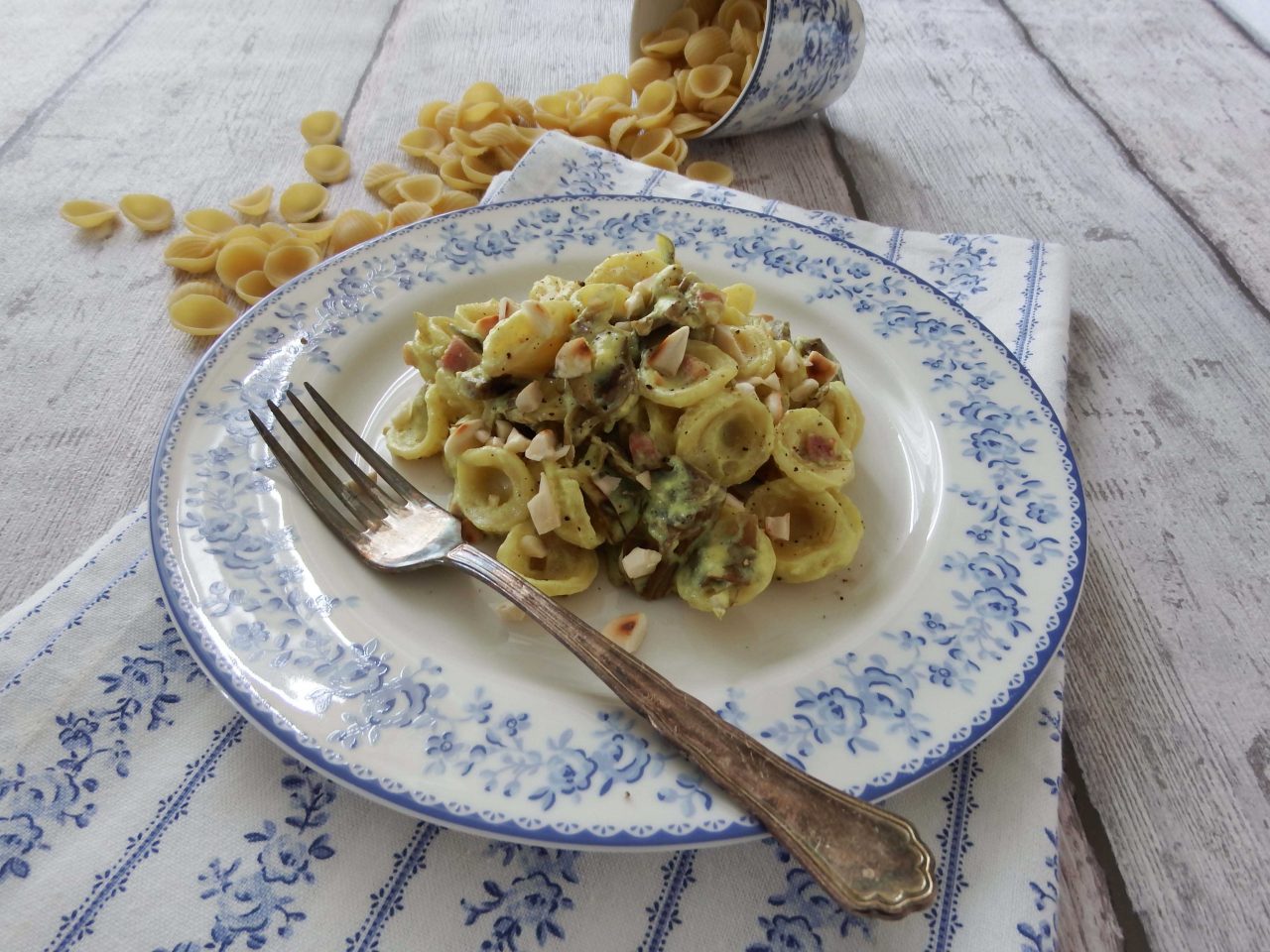 Orecchiette con carciofi, pancetta e mandorle