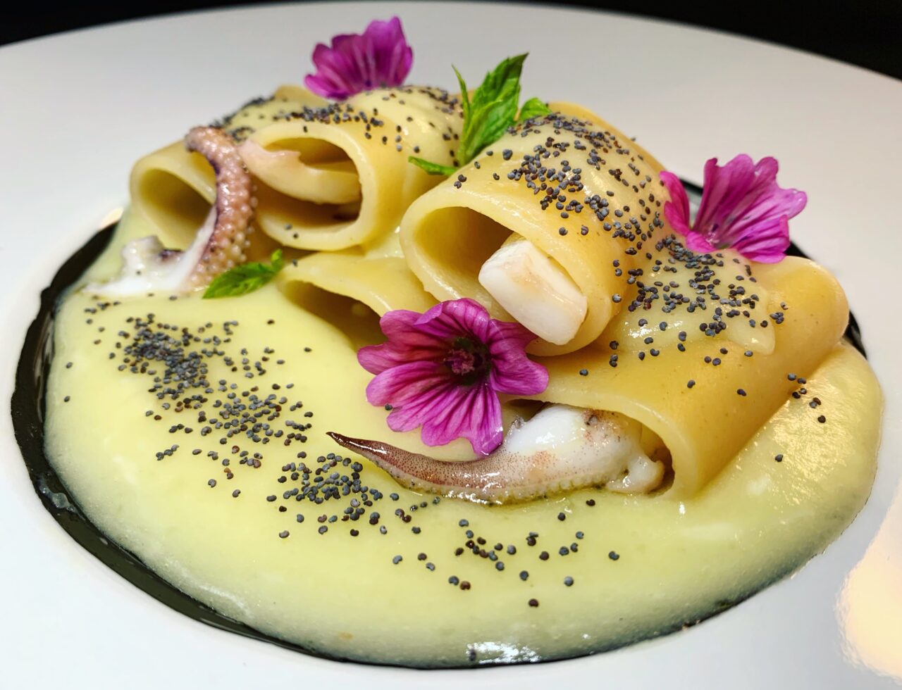 Paccheri con crema di patate, seppie e semi di papavero