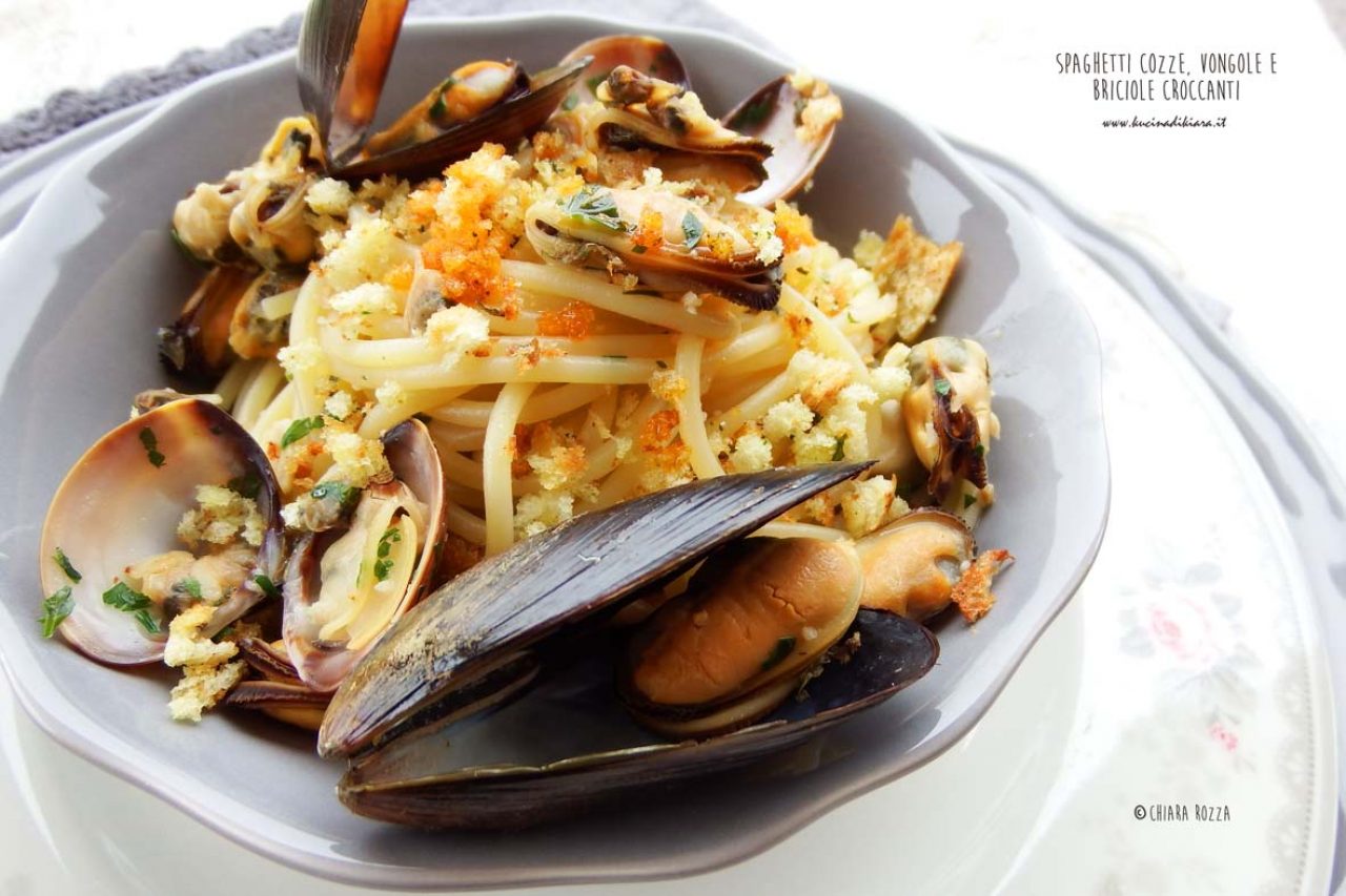 Spaghetti cozze, vongole e briciole croccanti