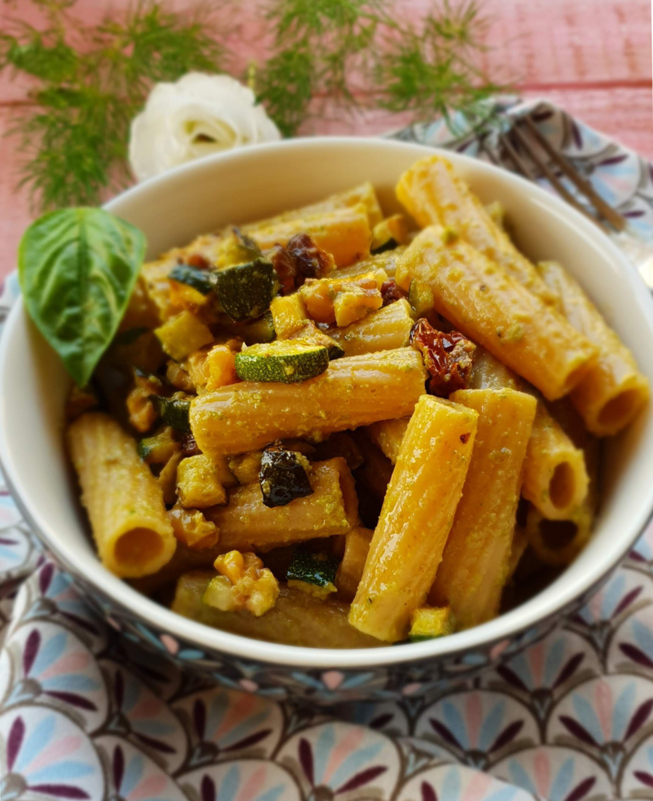 Tortiglioni al pesto di zucchine con noci e pomodorini secchi