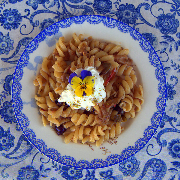 Fusilli con caponata tropeana , stracciatella pugliese e polvere di pistacchio