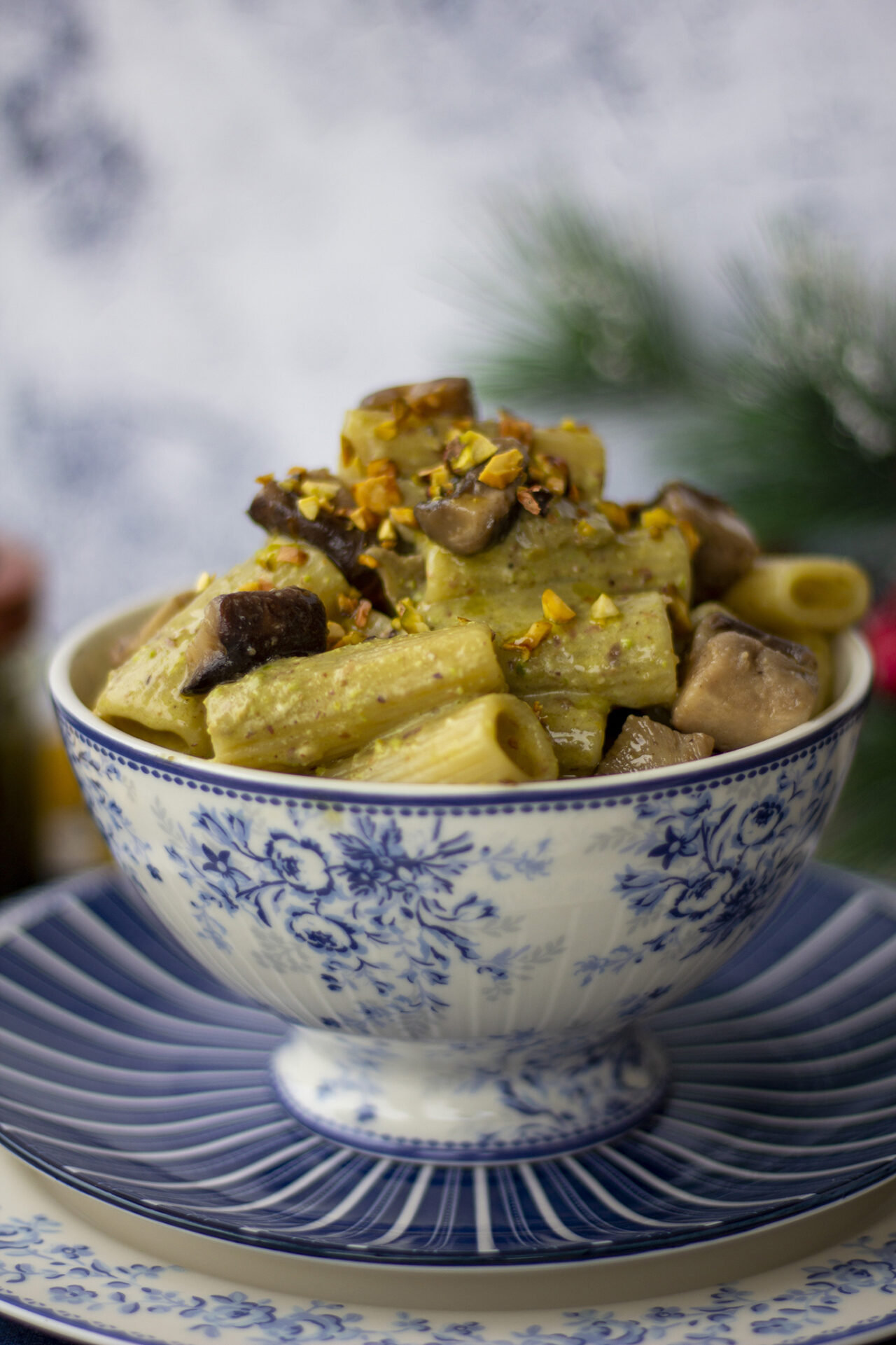 Tortiglioni con crema di burrata, pesto di pistacchi e porcini