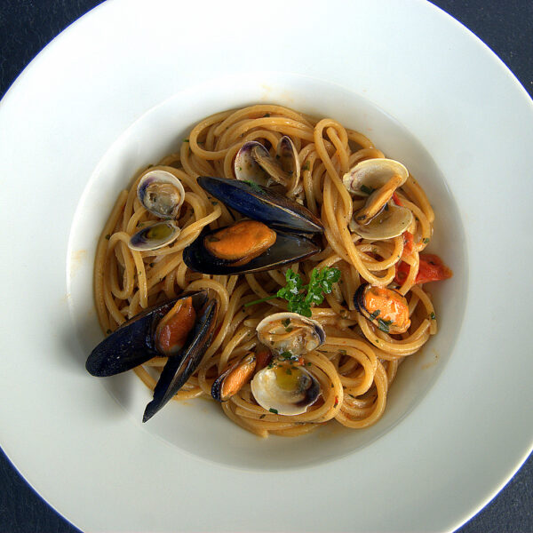 Spaghetti alla chitarra con cozze e vongole