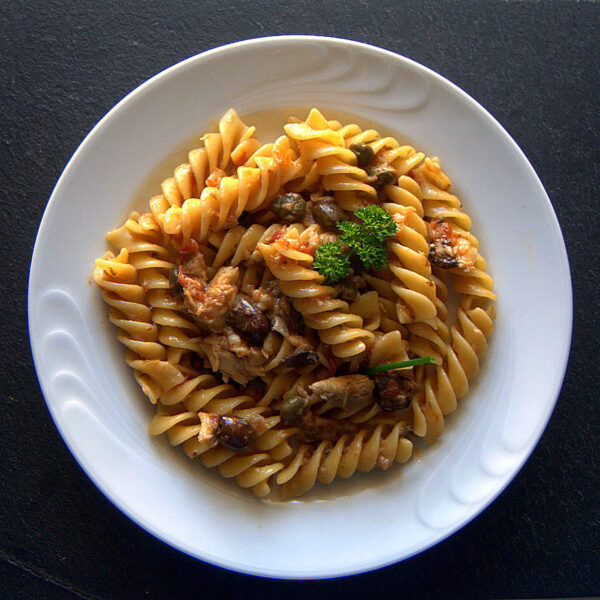 Fusilloni con sugo di spinarolo, capperi e olive taggiasche