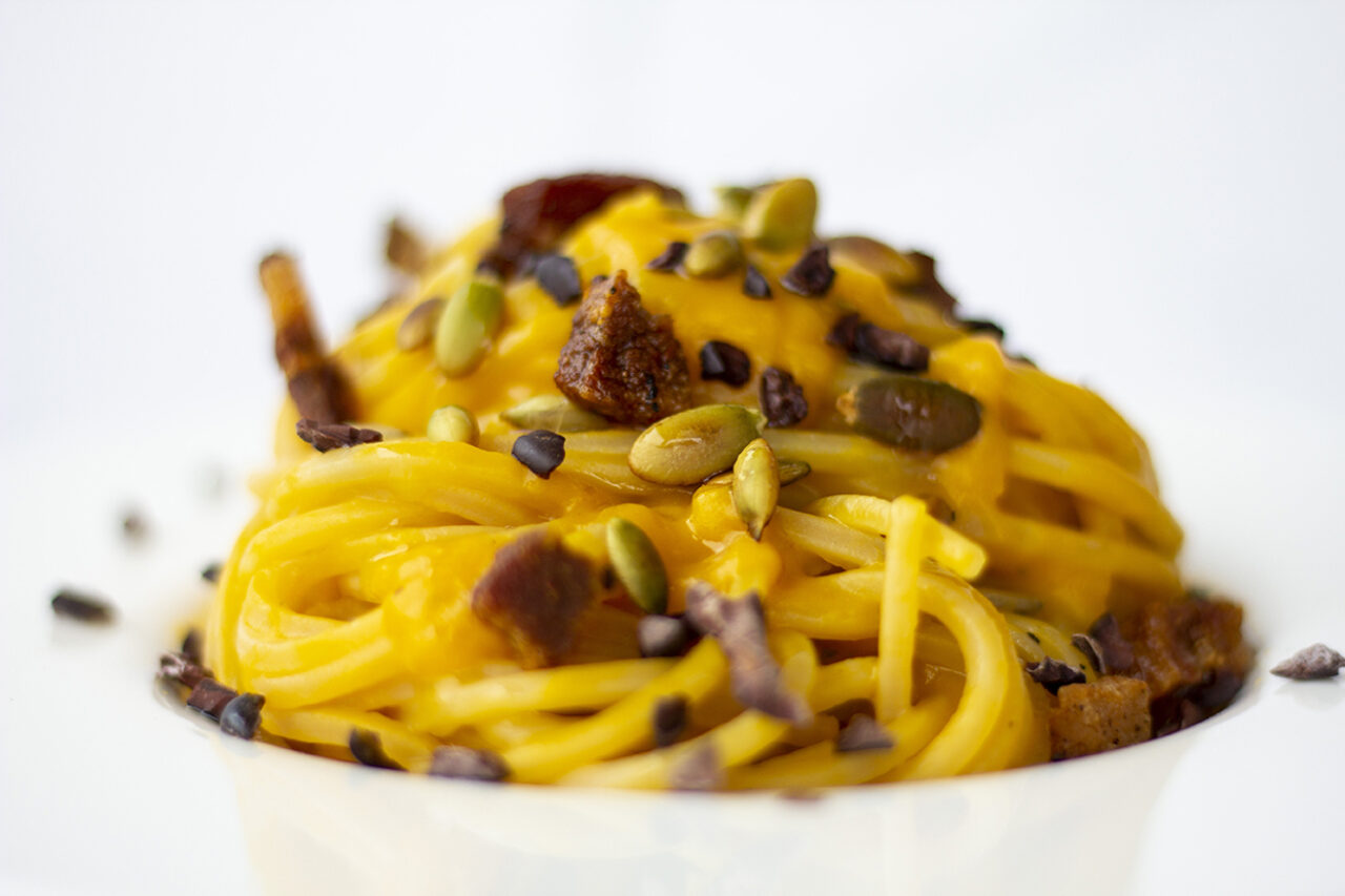 Chitarra con crema di zucca, guanciale croccante, semi di zucca e fave di cacao