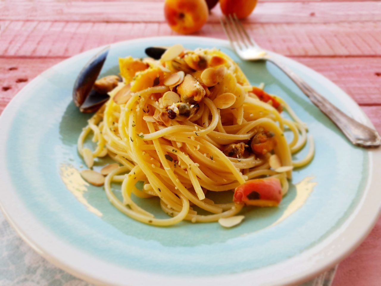 Spaghetti alla chitarra con pesche, cozze e mandorle