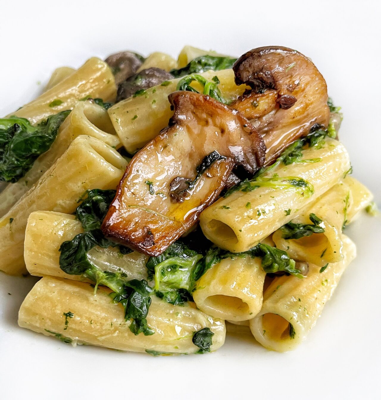 Rigatoni con spinaci e funghi misti