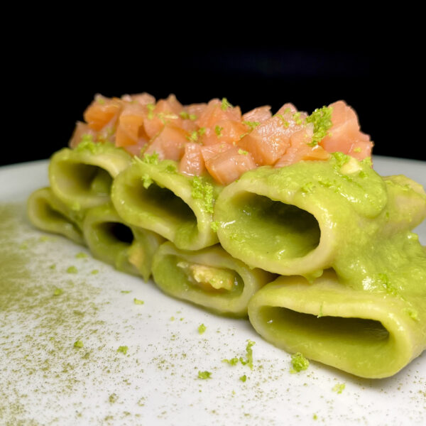 Paccheri con crema di asparagi e salmone affumicato