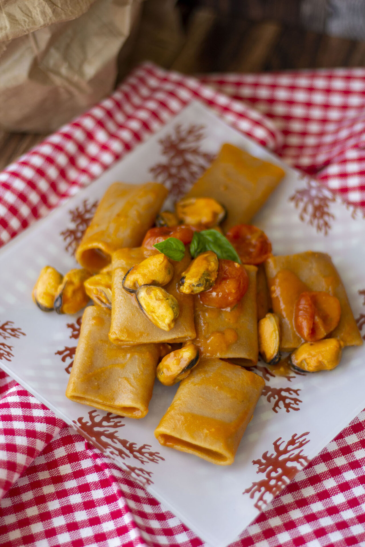 Paccheri integrali con sugo di verdure e cozze