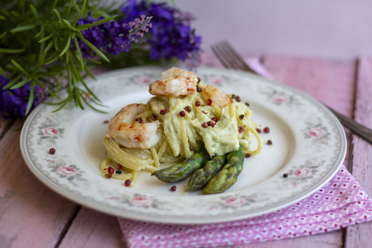 Spaghetti Pasta Armando con crema di asparagi, gamberi e pepe rosa