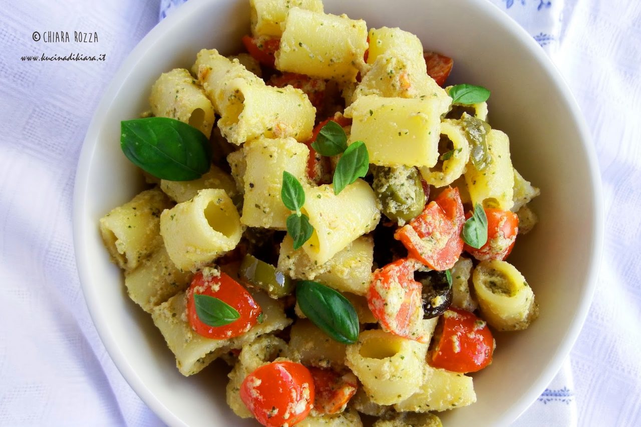 Insalata di pasta con salsa di uova sode e basilico