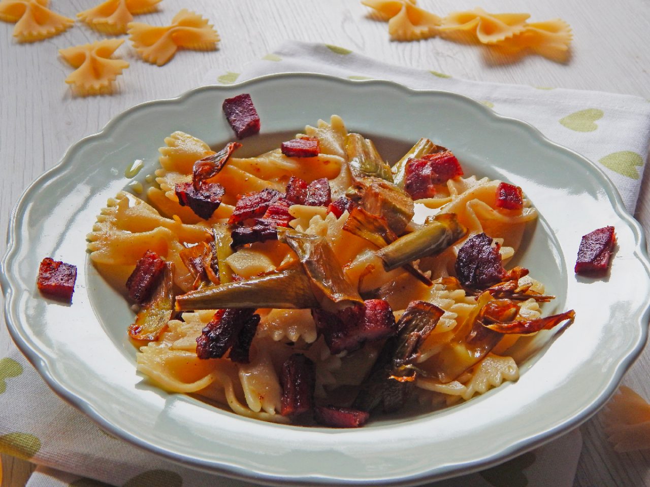 Farfalle ai carciofi con curcuma e bacon croccante