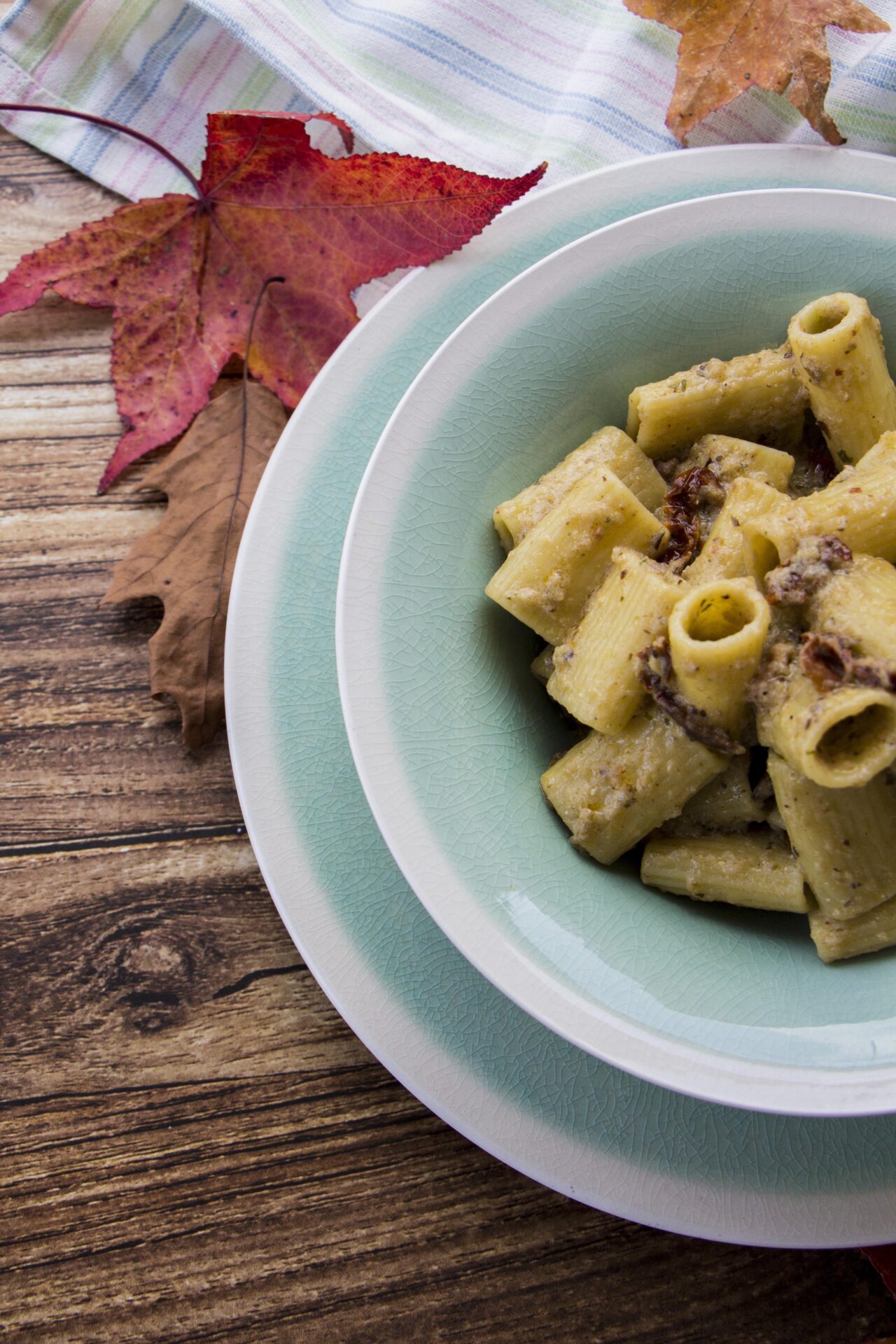 Mezze maniche Armando con pesto di melanzane grigliate e pomodorini secchi