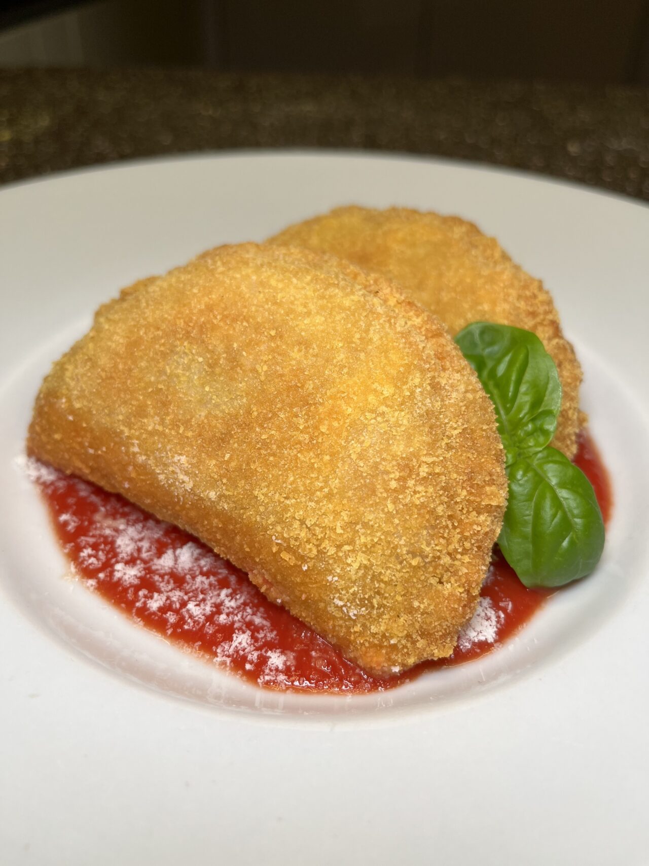 Sorrisini con pomodoro, mozzarella e melanzane