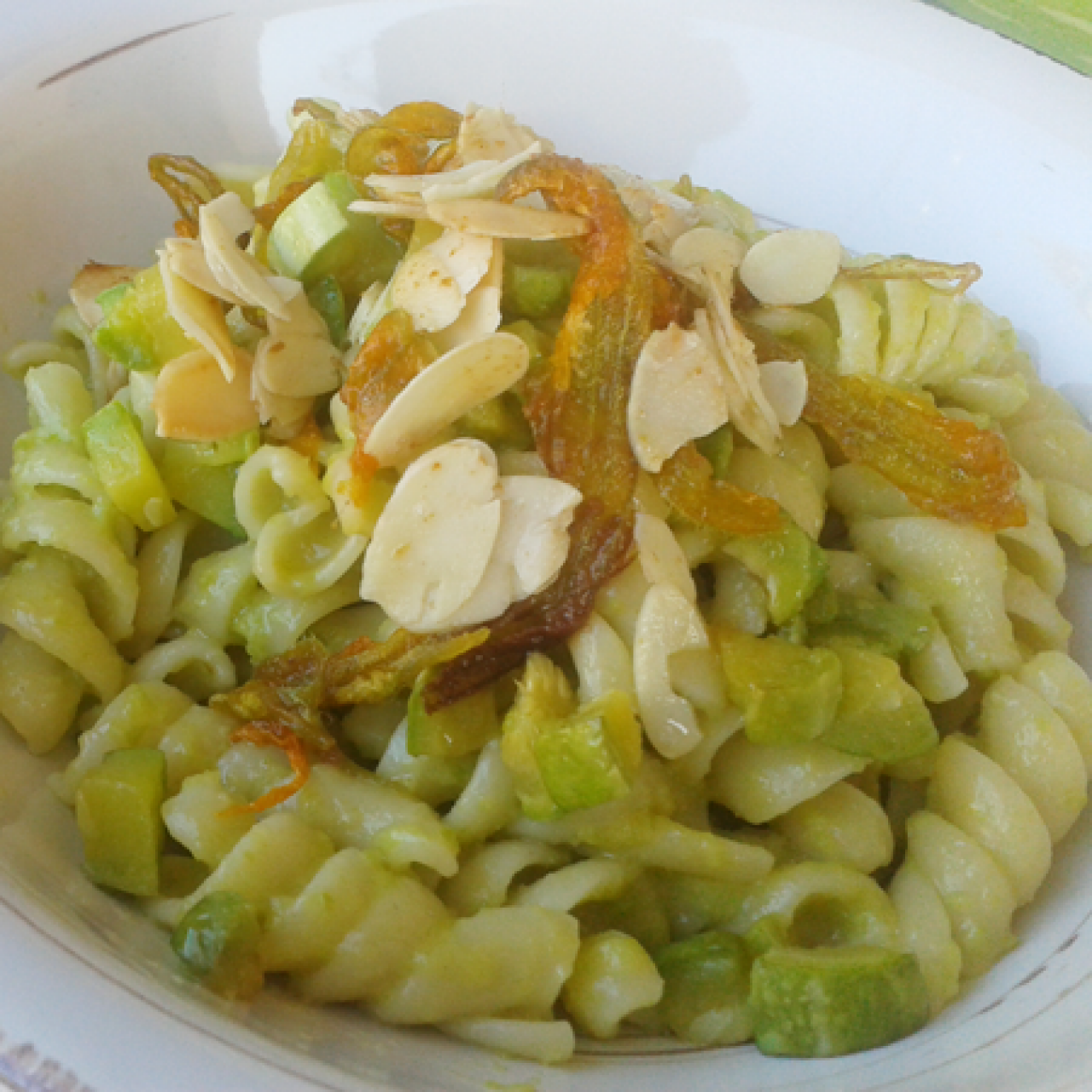 Fusilli con fiori e pesto di zucchine