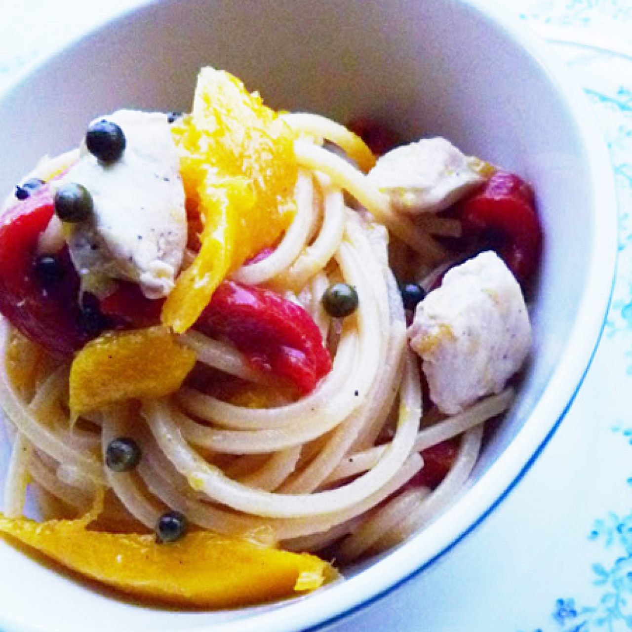 Spaghetti con mango, pollo e peperoni arrostiti