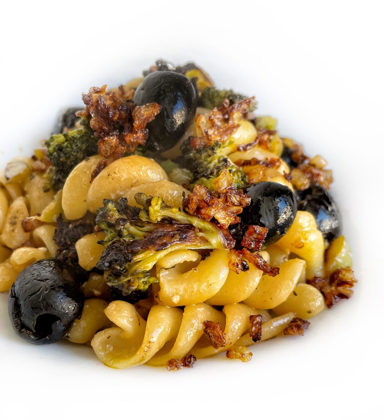 Fusilli Pasta Armando con olive nere, broccoli e cipolla crispy