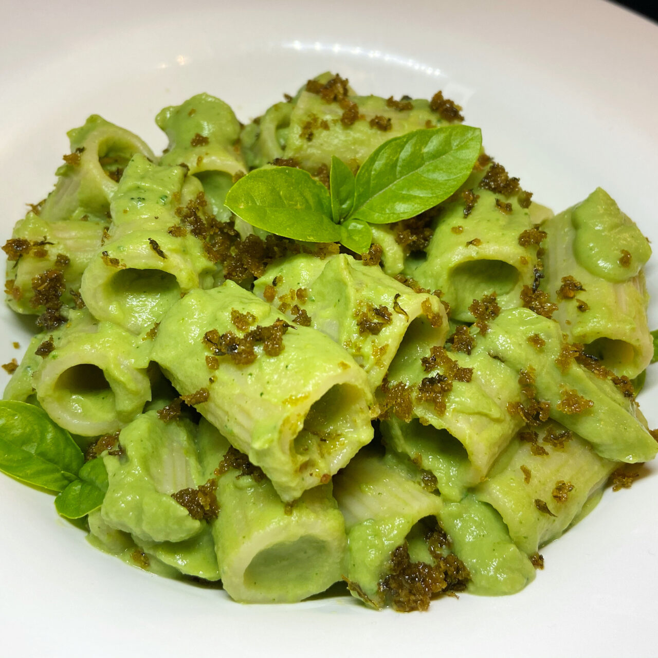 Mezza Manica con crema di broccoli, alici e crumble di pane al basilico