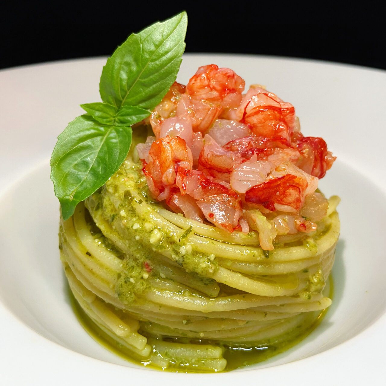 Spaghetti con gamberi e pesto di basilico aromatizzato alla bisque