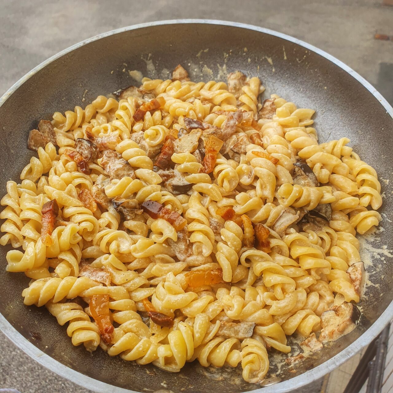 Fusilli con melanzane, crema di feta e guanciale croccante