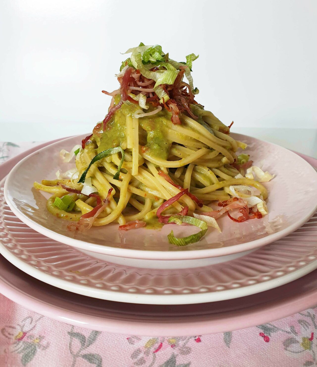 Chitarra con crema di fave e pomodorini secchi, porro e speck croccanti