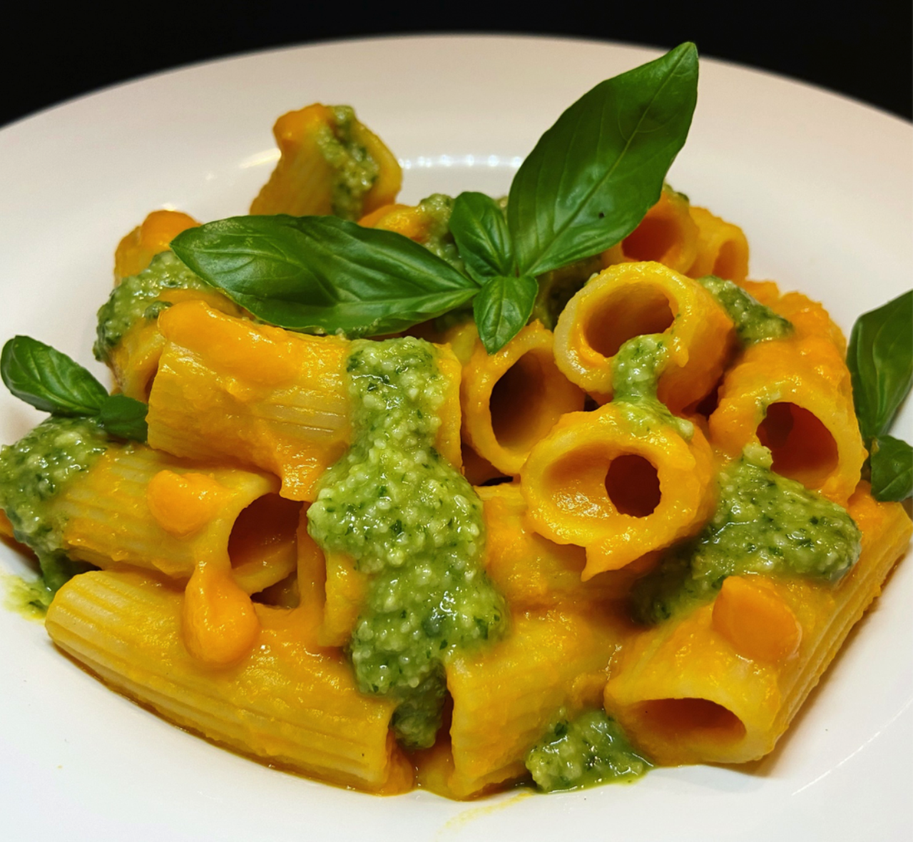 Rigatoni con crema di zucca e fonduta verde