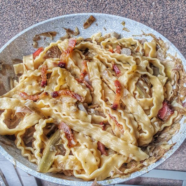 Mafalde con carciofi, guanciale croccante e formaggio grattugiato