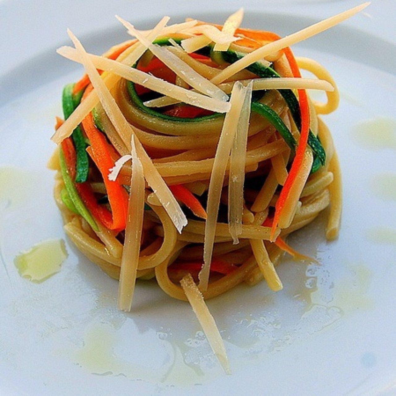 Chitarra con julienne di carote, zucchine e parmigiano