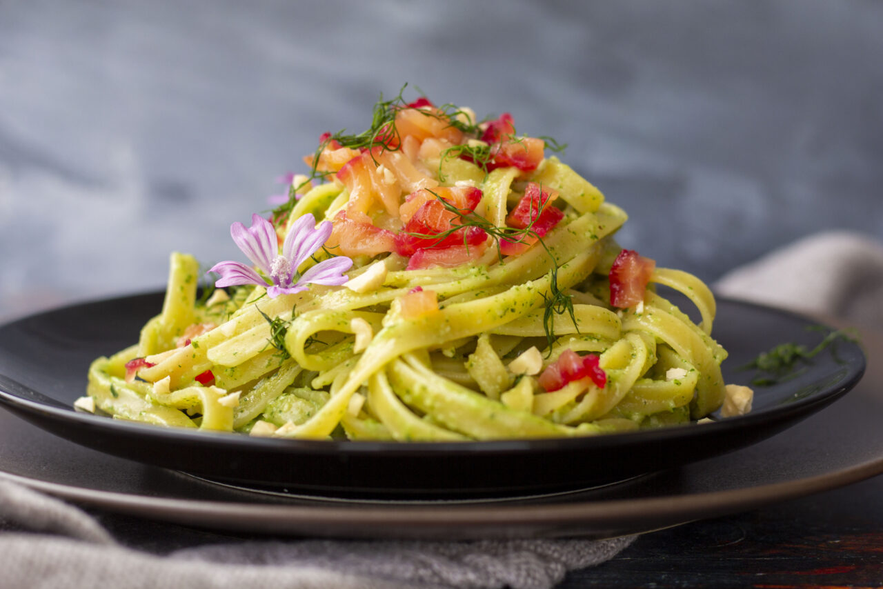 Linguine al pesto di pak-choi con salmone gravlax alla barbabietola