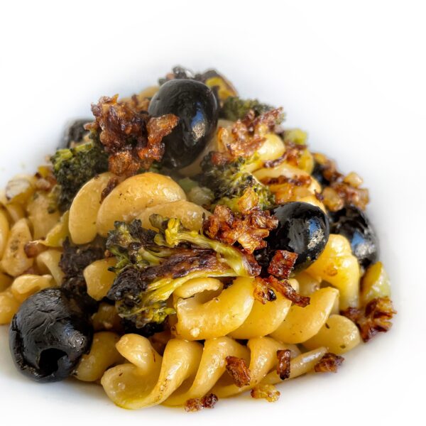 Fusilli Pasta Armando con olive nere, broccoli e cipolla crispy