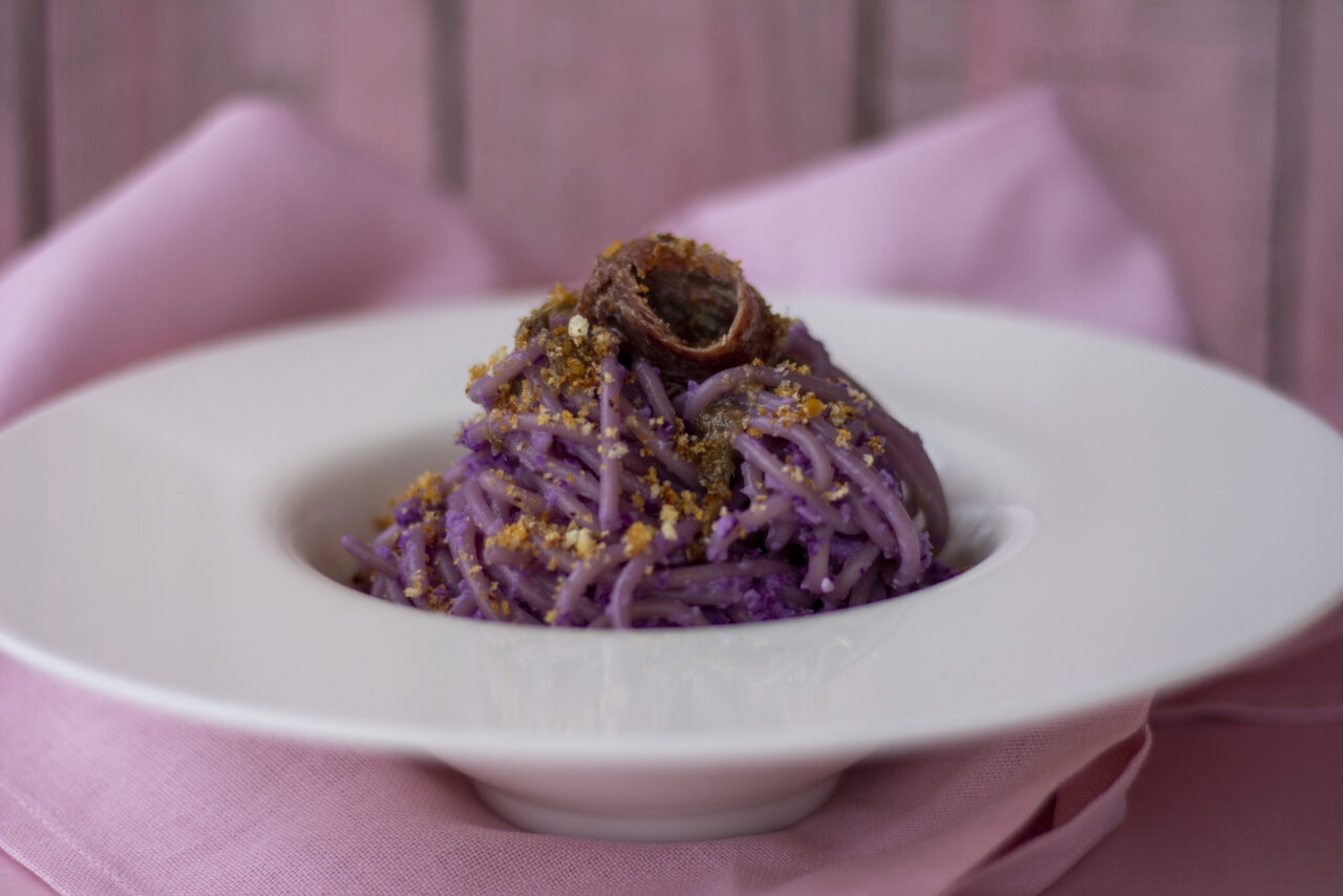 Spaghetti al cavolo viola con acciughe