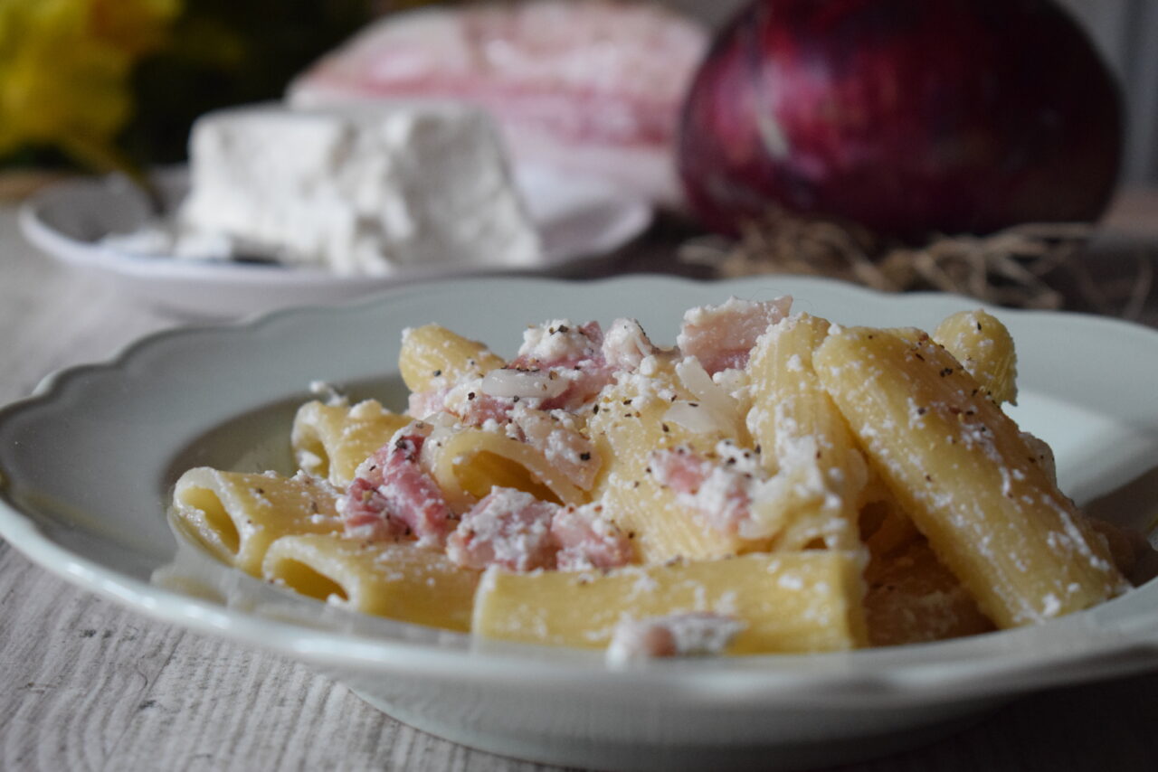 Tortiglioni con guanciale, cipolle grigliate e ricotta