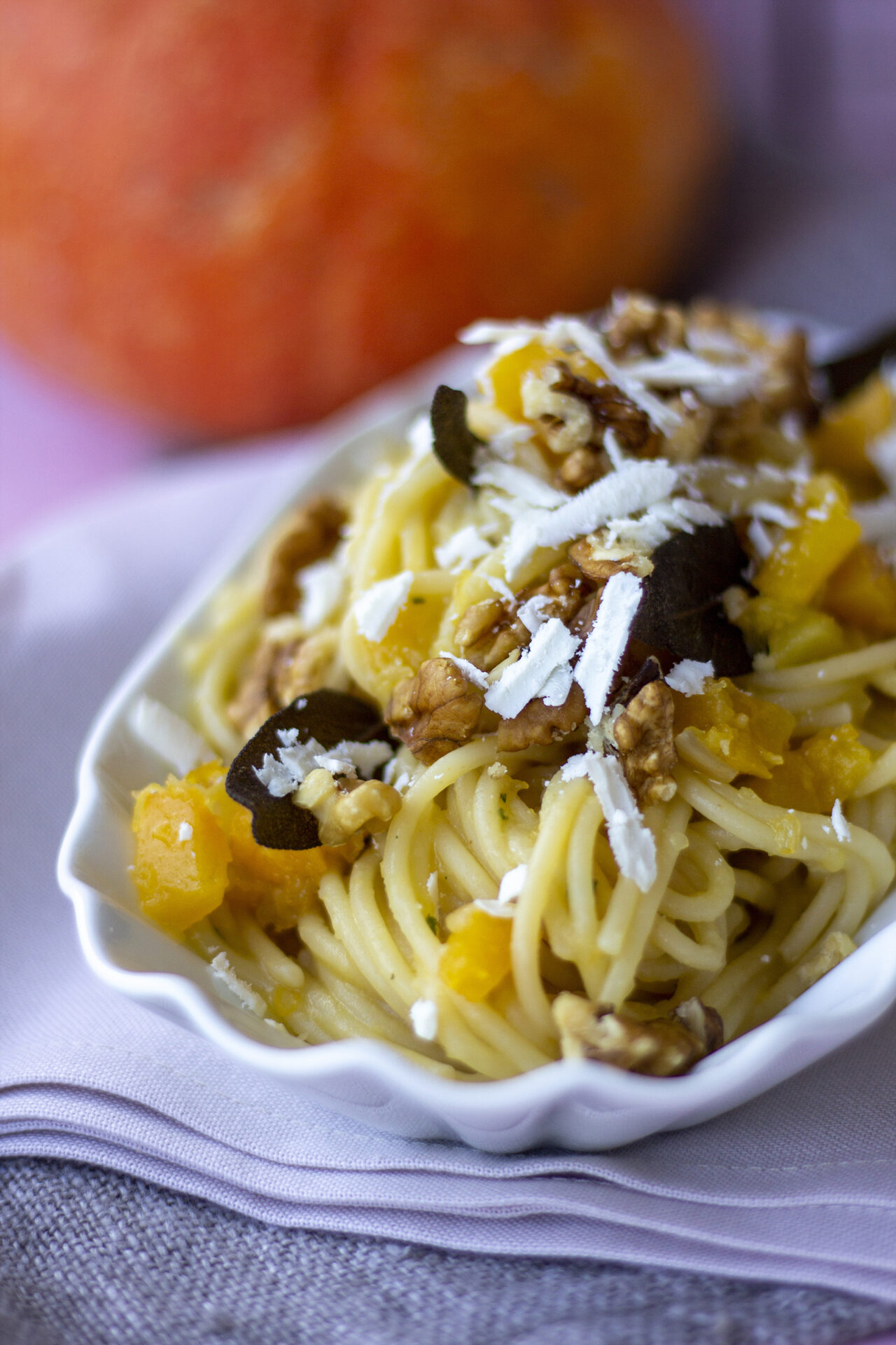 Ricetta pasta armando Spaghetti con ragù bianco di zucca noci e salvia fritta2