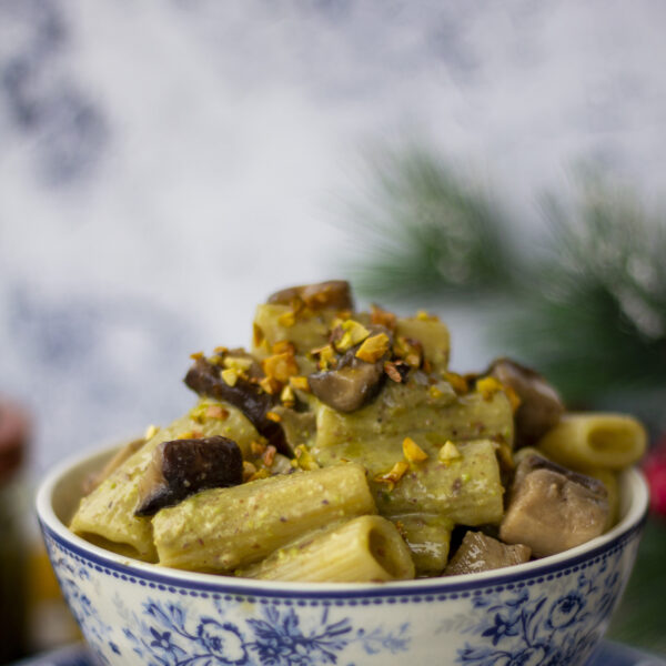 Tortiglioni con crema di burrata, pesto di pistacchi e porcini