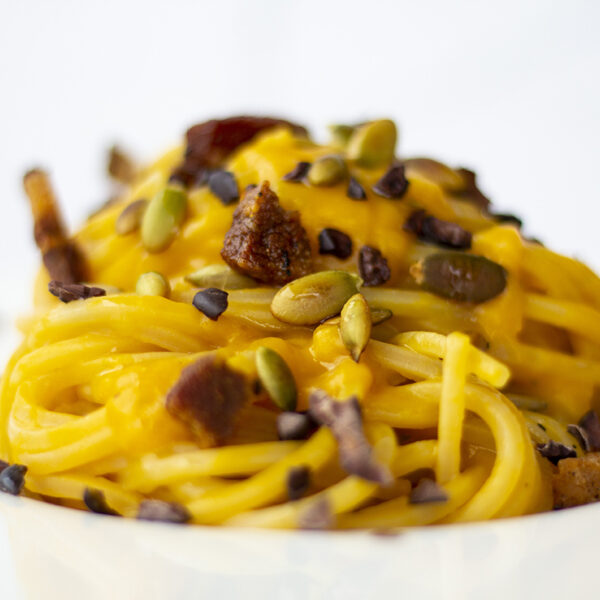 Chitarra con crema di zucca, guanciale croccante, semi di zucca e fave di cacao