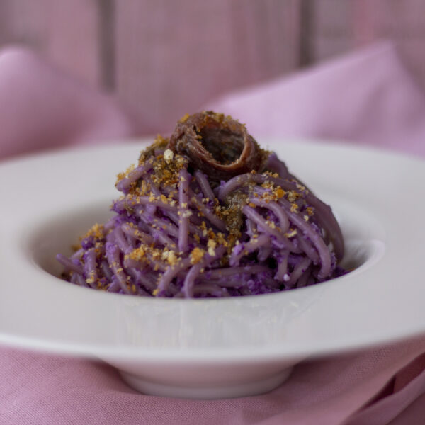 Spaghetti al cavolo viola con acciughe