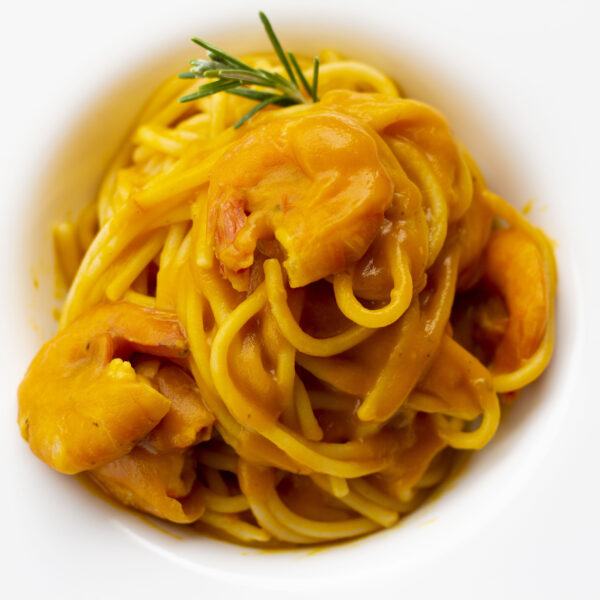 Spaghetti cremosi con code di gamberi e zucca