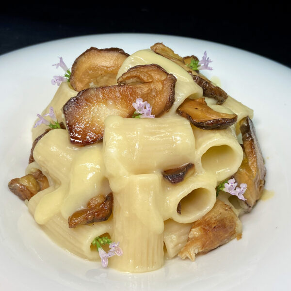 Mezza manica Pasta Armando con patate, provola e funghi porcini