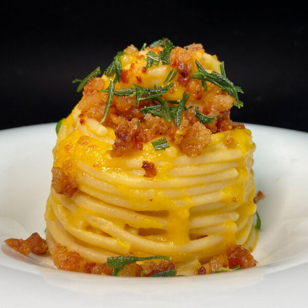 Spaghettone con crema di zucca, polvere di guanciale e rosmarino croccante