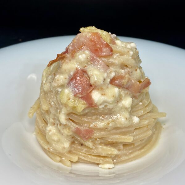 Chitarra con feta infornata, fichi e speck