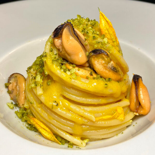 Spaghetti Pasta Armando con cozze e “acqua di fiori di zucca al profumo di mare”